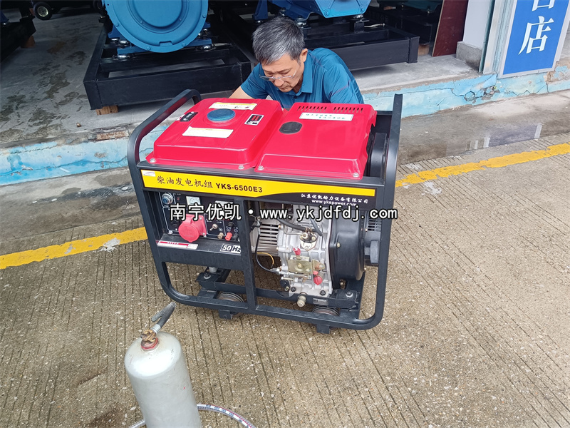 2024年5月19日，客戶到店自提一臺(tái)5KW等功率柴油發(fā)電機(jī)組